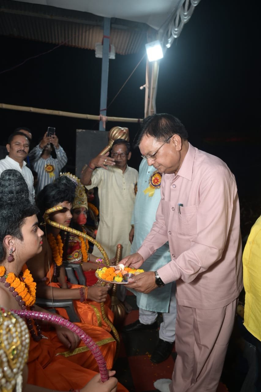शक्ति और शौर्य के पर्व विजयदशमी पर श्रम मंत्री लखनलाल देवांगन लाल मैदान, आरपी नगर, मुड़ापार समेत अन्य स्थानों पर आयोजित कार्यक्रम में हुए सम्मिलित