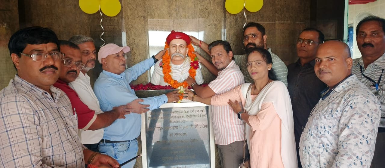 लोकमान्य बालगंगाधर तिलक के पुण्यतिथि पर प्रेस क्लब मे पत्रकारों द्वारा माल्यार्पण कर किया गया याद