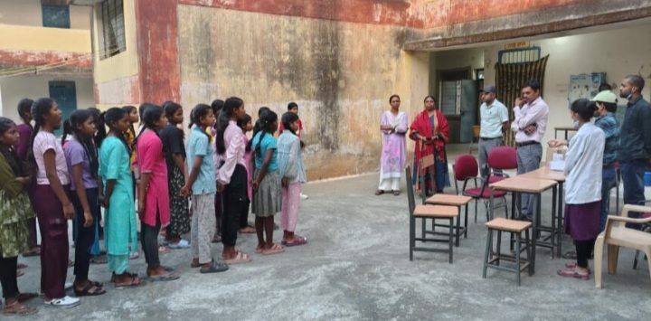 गर्ल्स हॉस्टल में असामान्य हरकत पर पहुंचे स्वास्थ्य अमला द्वारा किया गया छात्राओं का स्वास्थ्य परीक्षण