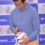 बालको के खेल अकादमी में फुटबॉलर बाइचुंग भूटिया ने किया खिलाड़ियों का उत्साहवर्धन