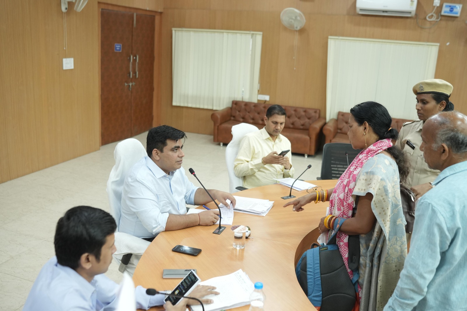 कलेक्टर कुणाल दुदावत ने जनदर्शन में सुनी आमजन की समस्याएं, त्वरित निराकरण के दिए निर्देश