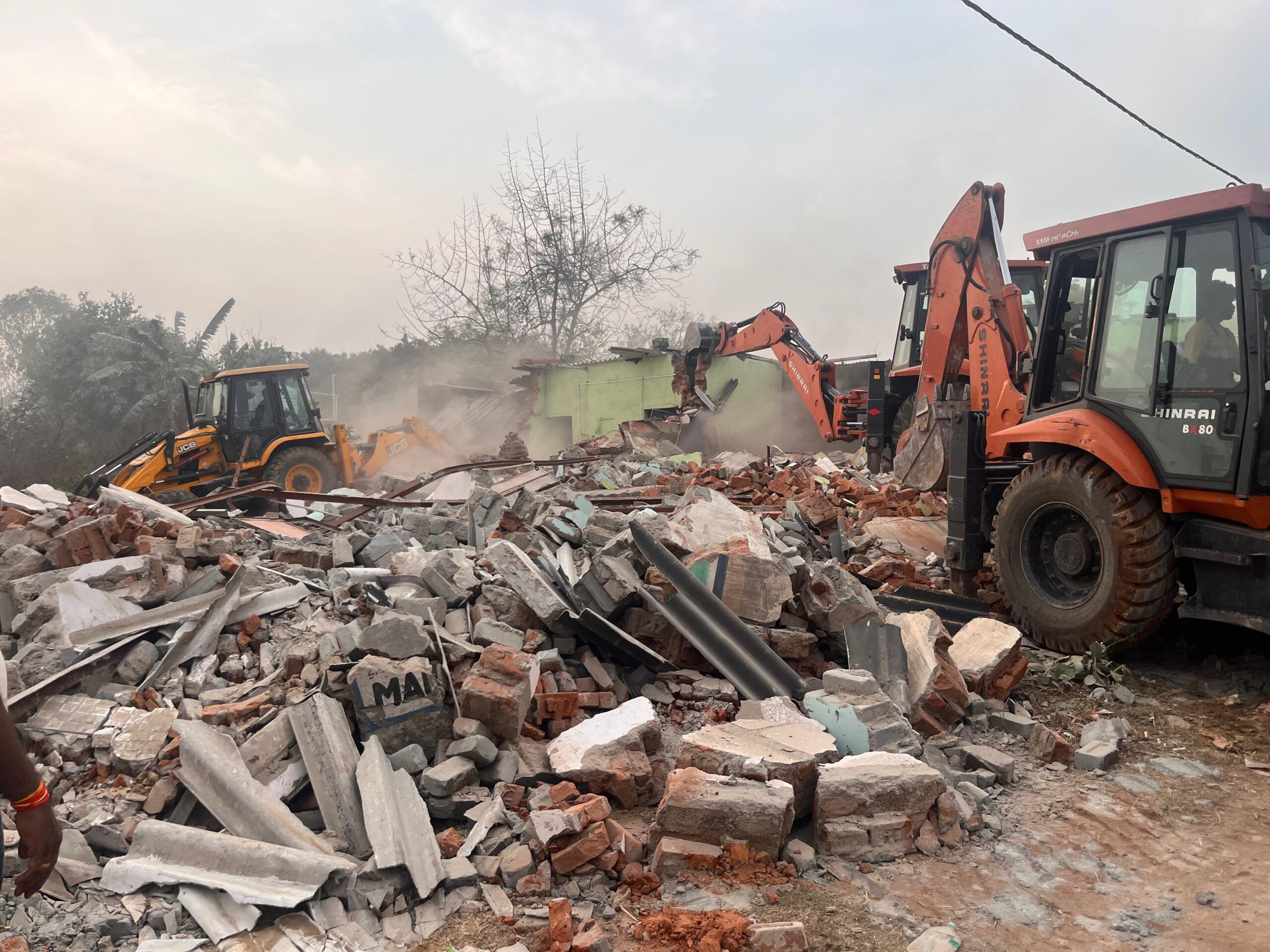 ग्राम केंदाईख़ार में अवैध फ़ार्म हाउसों पर प्रशासनिक कार्रवाई, बेजा कब्जा हटाया गया