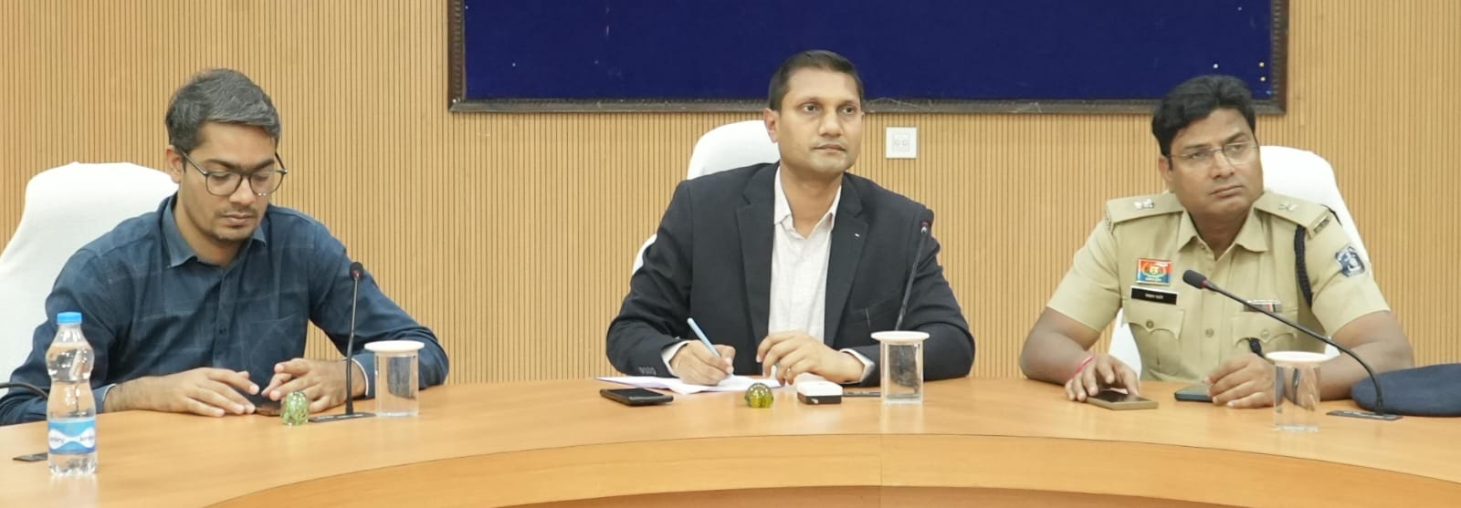 शराब पीकर हुल्लड़बाजी करने, जबरदस्ती रंग-गुलाल डालने, ओवरस्पीडिंग, ट्रिपल राइडिंग तथा मुखौटा लगाकर हुटिंग करने वालों पर कड़ी कार्रवाई के निर्देश