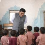 कमरे में छा गई थी खामोशी, कलेक्टर की मुस्कान और टॉफी ने बच्चों के चेहरों पर ला दी खुशी