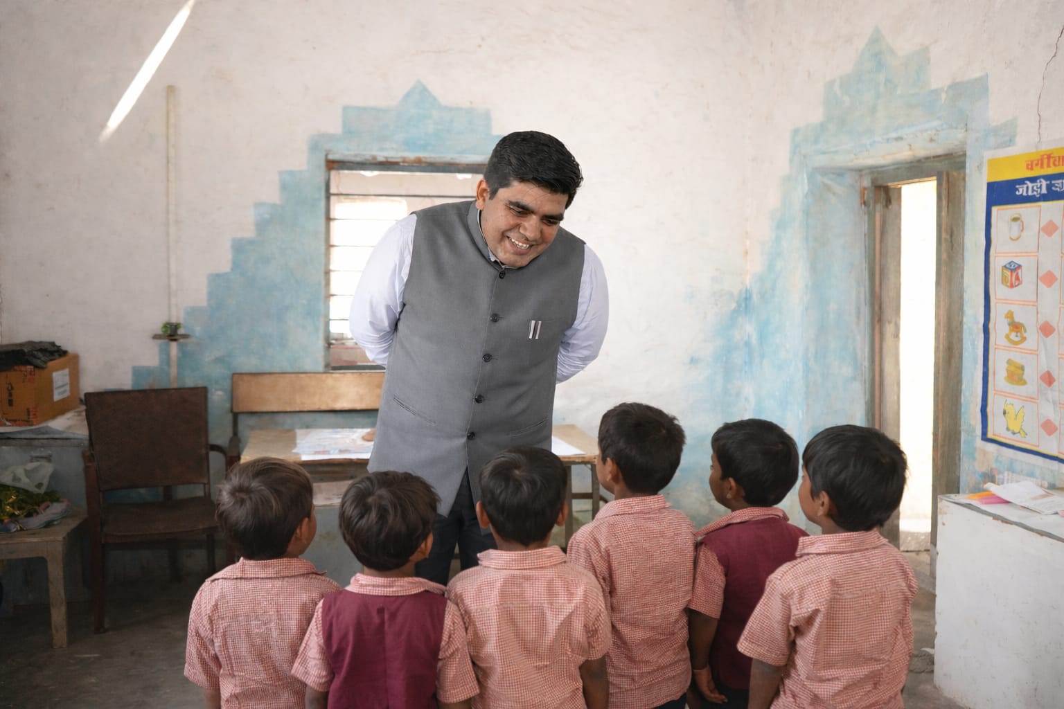 कमरे में छा गई थी खामोशी, कलेक्टर की मुस्कान और टॉफी ने बच्चों के चेहरों पर ला दी खुशी