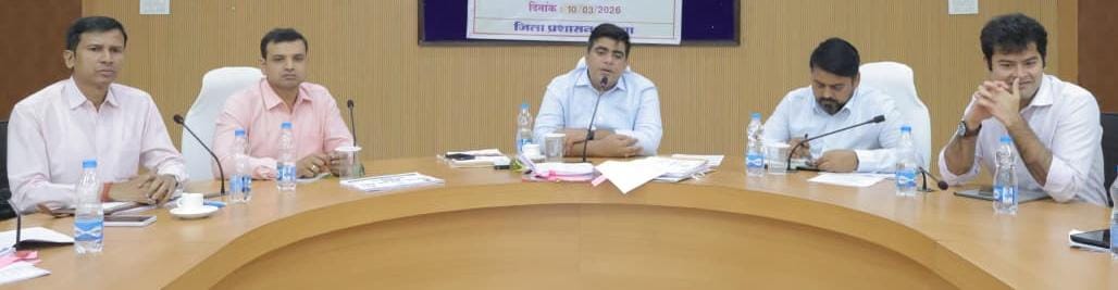 कलेक्टर ने स्वास्थ्य शिविरों के साथ घर-घर पहुंचकर आयुष्मान, वय वंदन कार्ड और आभा आईडी बनाने हेतु किया निर्देशित