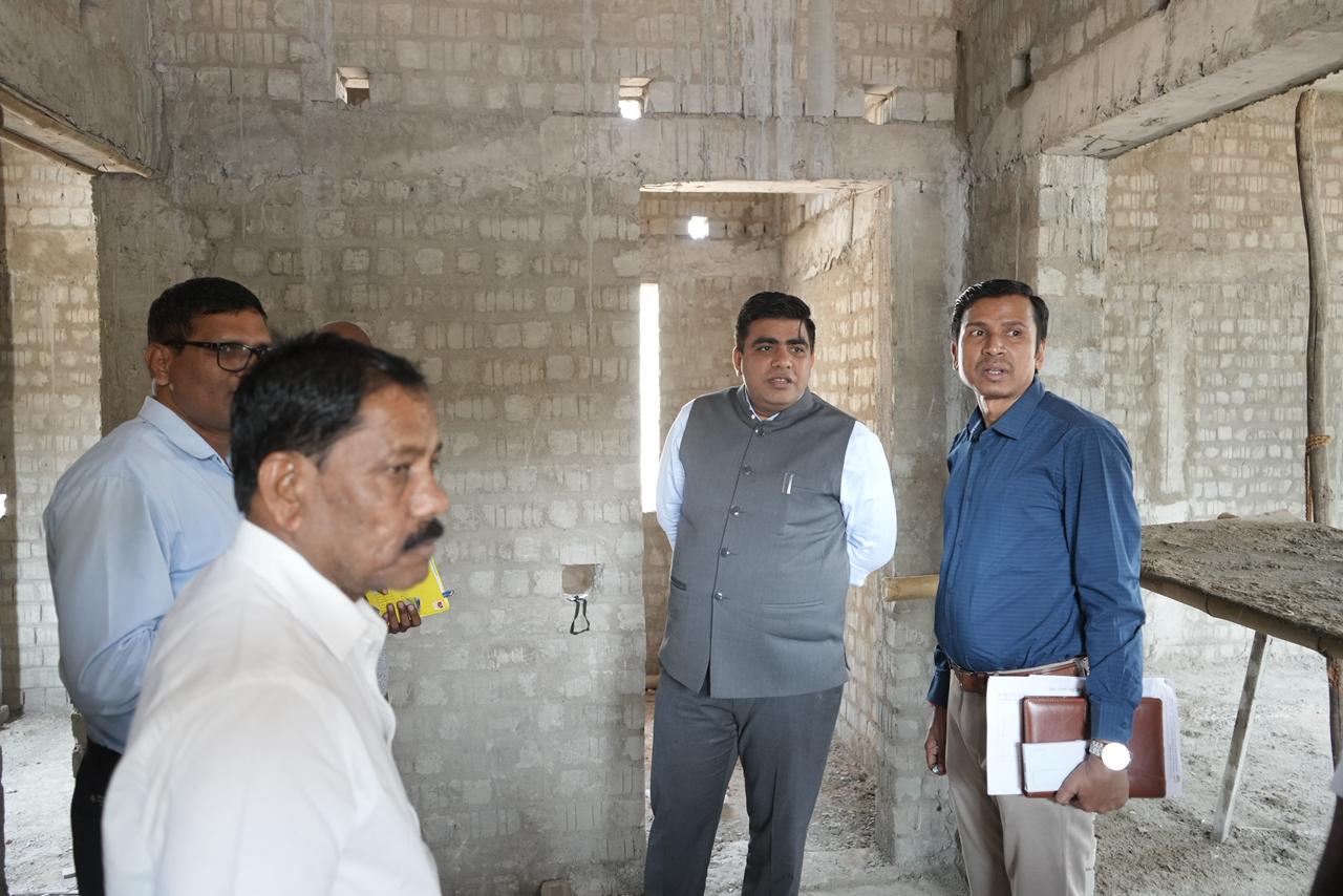 कलेक्टर ने निर्माणाधीन भवनों का किया निरीक्षण, ठेकेदार को नोटिस जारी करने के दिए निर्देश