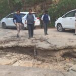 क्षतिग्रस्त सड़क देखकर कलेक्टर ने रुकवाया अपना वाहन, दिए तत्काल मरम्मत के निर्देश
