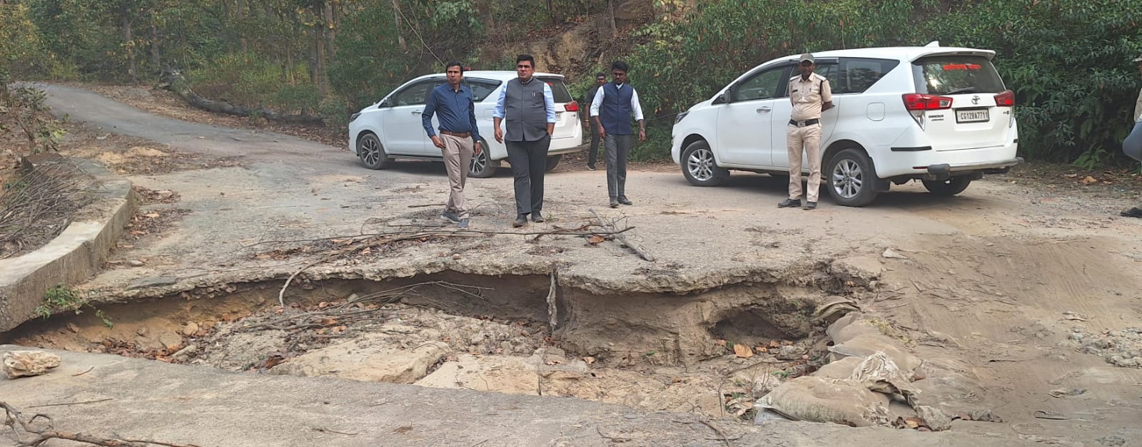 क्षतिग्रस्त सड़क देखकर कलेक्टर ने रुकवाया अपना वाहन, दिए तत्काल मरम्मत के निर्देश