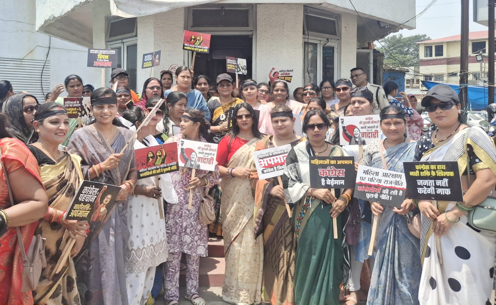 नारी शक्ति वंदन अधिनियम का विरोध करने वाली कांग्रेस पार्टी का महिला मोर्चा व युवा मोर्चा ने फूंका पुतला