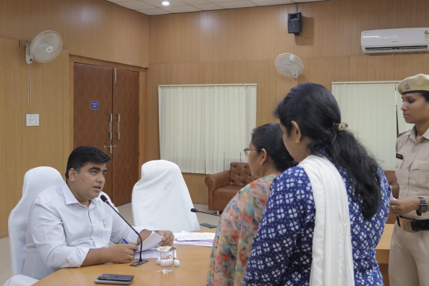 जनदर्शन में कलेक्टर ने सुनी आमजनों की समस्याएं, त्वरित निराकरण के दिए निर्देश