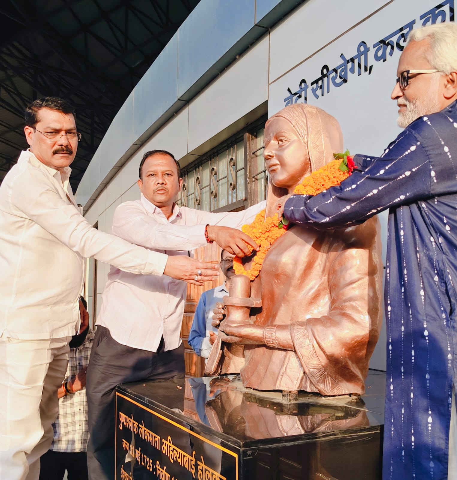 अहिल्याबाई होलकर जयंती पर भाजपा कार्यकर्ताओं ने प्रतिमा पर माल्यार्पण कर किया नमन