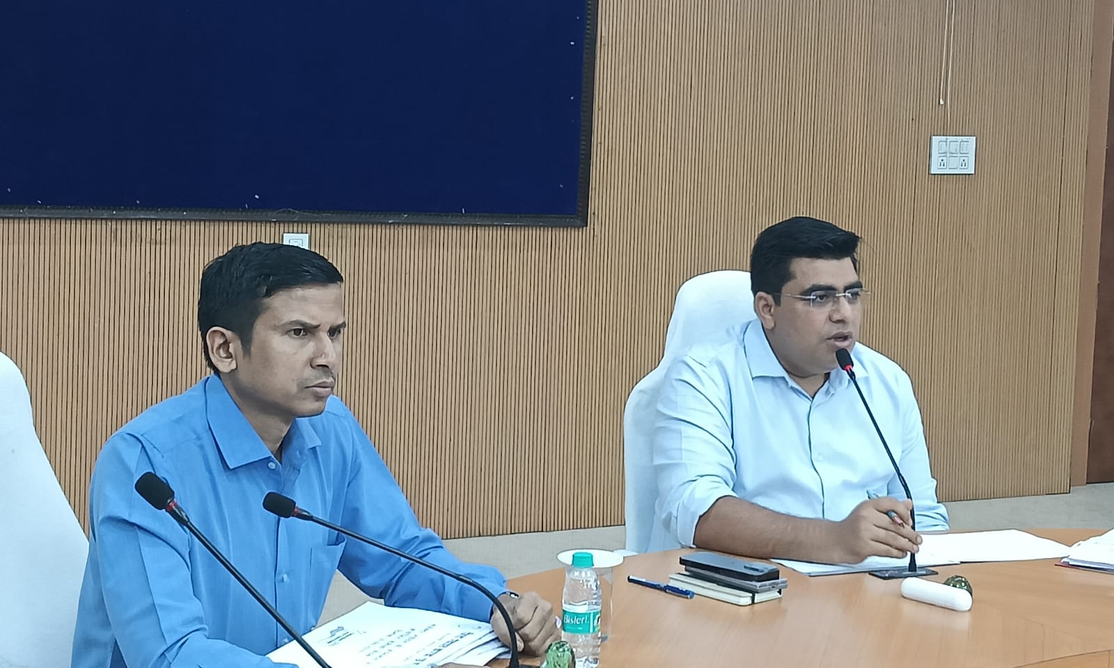 प्रधानमंत्री आवास योजना (ग्रामीण) के निर्माण कार्यों को शीघ्र पूर्ण कराएं- कलेक्टर