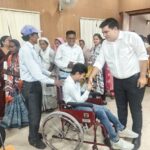 कलेक्टर कुणाल दुदावत ने दिव्यांग हितग्राही को तत्काल व्हीलचेयर प्रदान कर पहुंचाई राहत