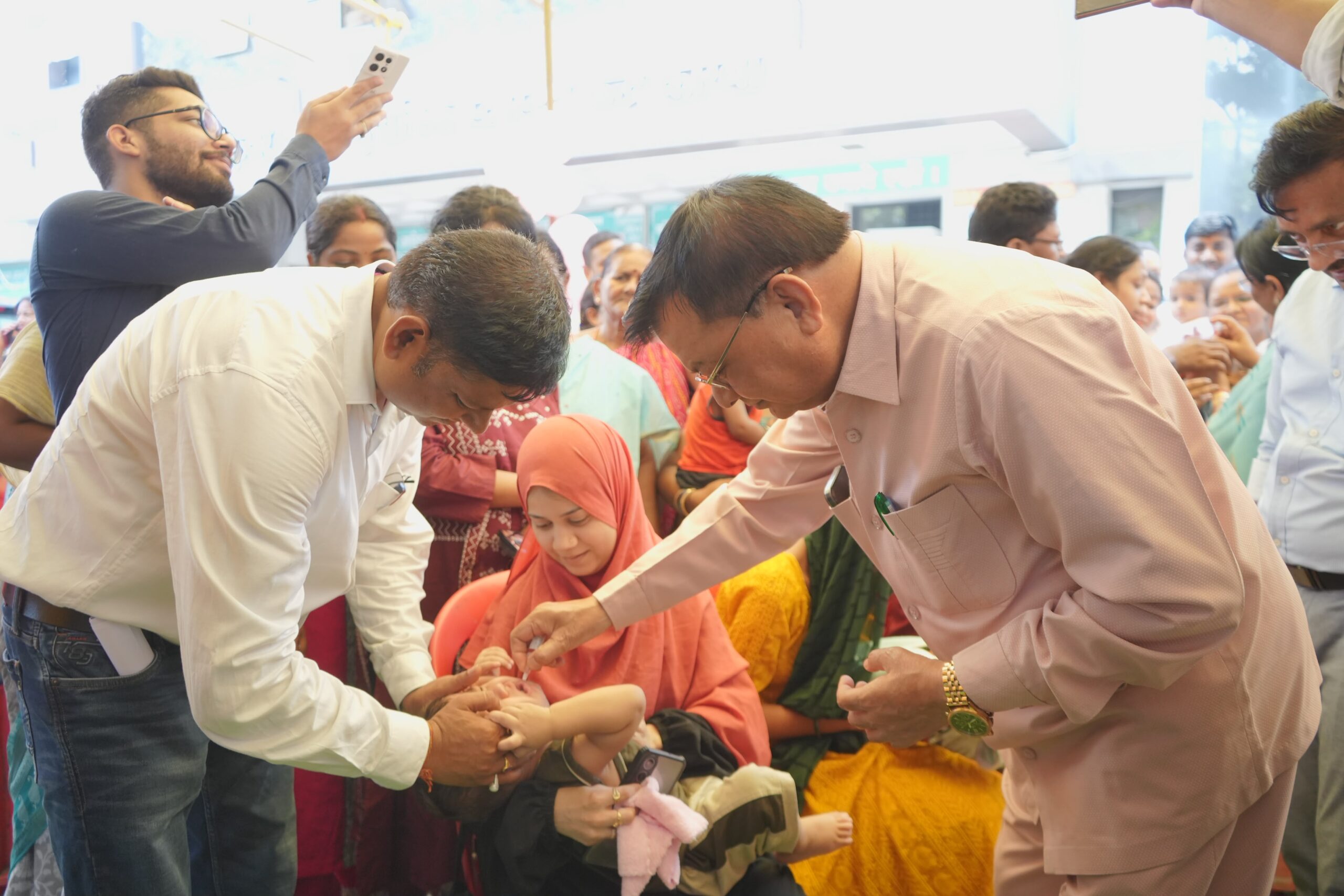 बच्चों को पोलियो की दो बूंद पिलाकर मंत्री लखनलाल देवांगन ने किया राष्ट्रीय पल्स पोलियो अभियान का शुभारंभ
