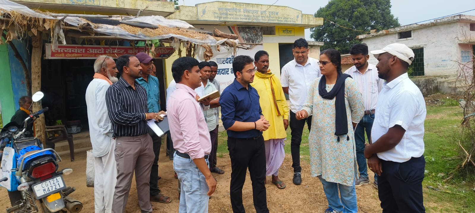जिले के दूरस्थ वनांचल क्षेत्रों में पहुंचे सीईओ जिला पंचायत