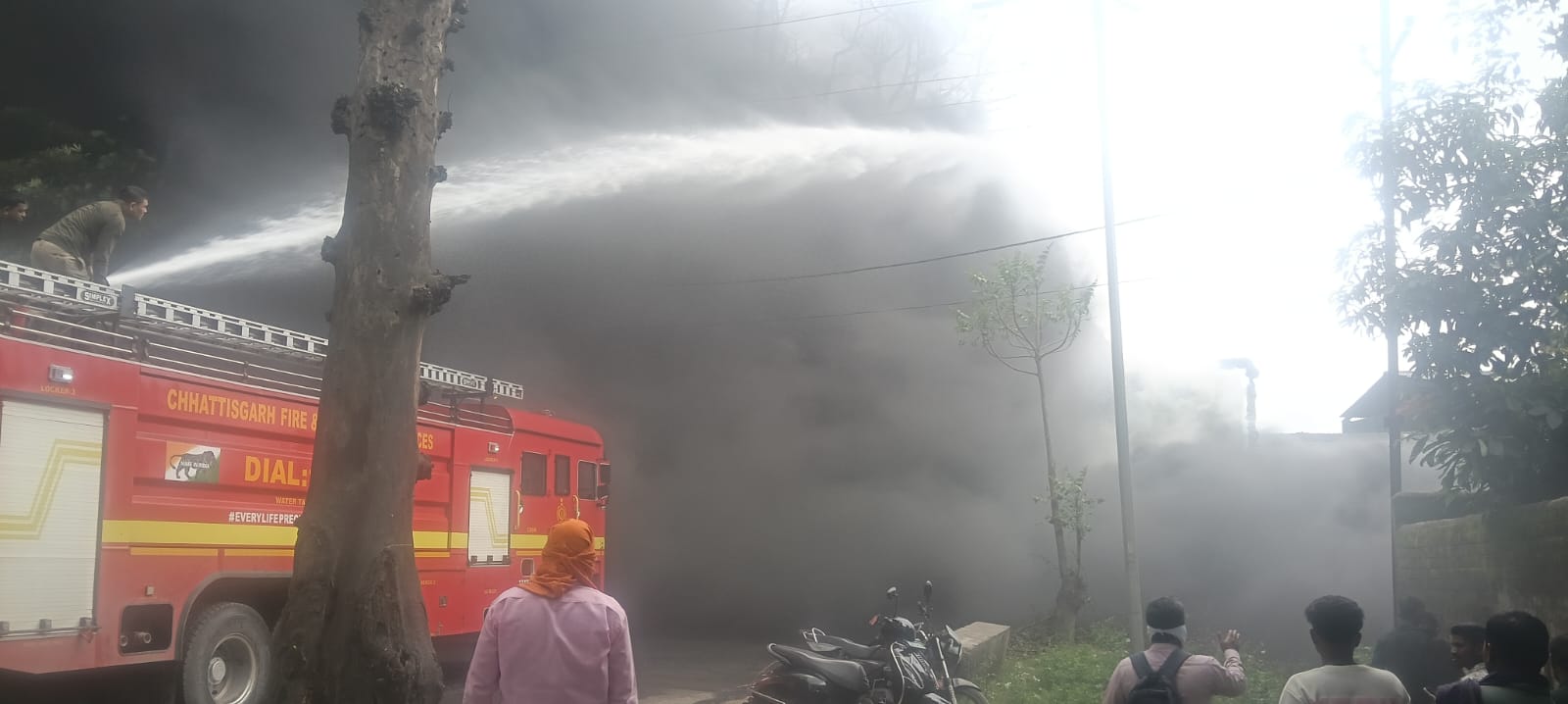 कोल पिच फैक्ट्री में लगी आग पर नगर सेना, अग्निशमन एवं विभिन्न औद्योगिक इकाइयों की संयुक्त कार्रवाई से टली बड़ी दुर्घटना