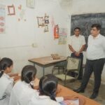 शिक्षक बन कलेक्टर ने विद्यार्थियों को पढ़ाया भौतिकी का पाठ