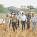 बारिश, कीचड़ और टूटा पुल… फिर भी नहीं रुके कलेक्टर के कदम