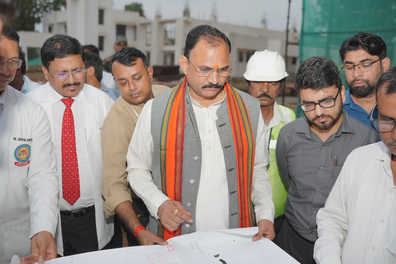 स्वास्थ्य मंत्री ने निर्माणाधीन मेडिकल कॉलेज का किया निरीक्षण, निर्माण कार्य गुणवत्ता के साथ युद्ध स्तर पर पूर्ण करने के दिए निर्देश