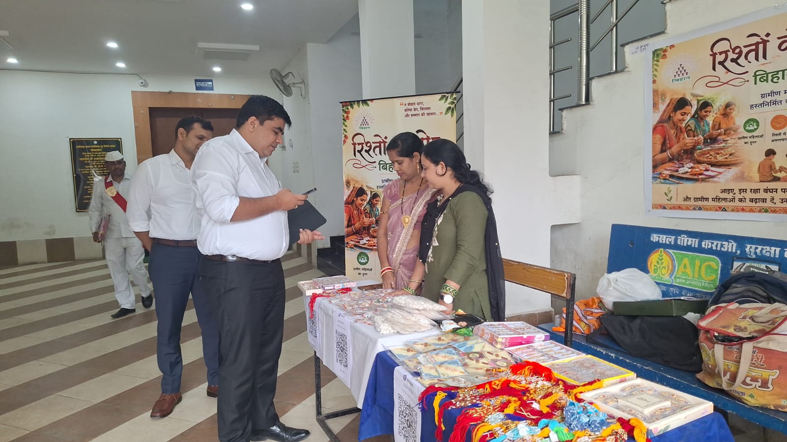 स्थानीय संसाधनों से सजी अनूठी राखियां, महतारी वंदन योजना से दीदियों के हुनर को मिल रहा नया विस्तार