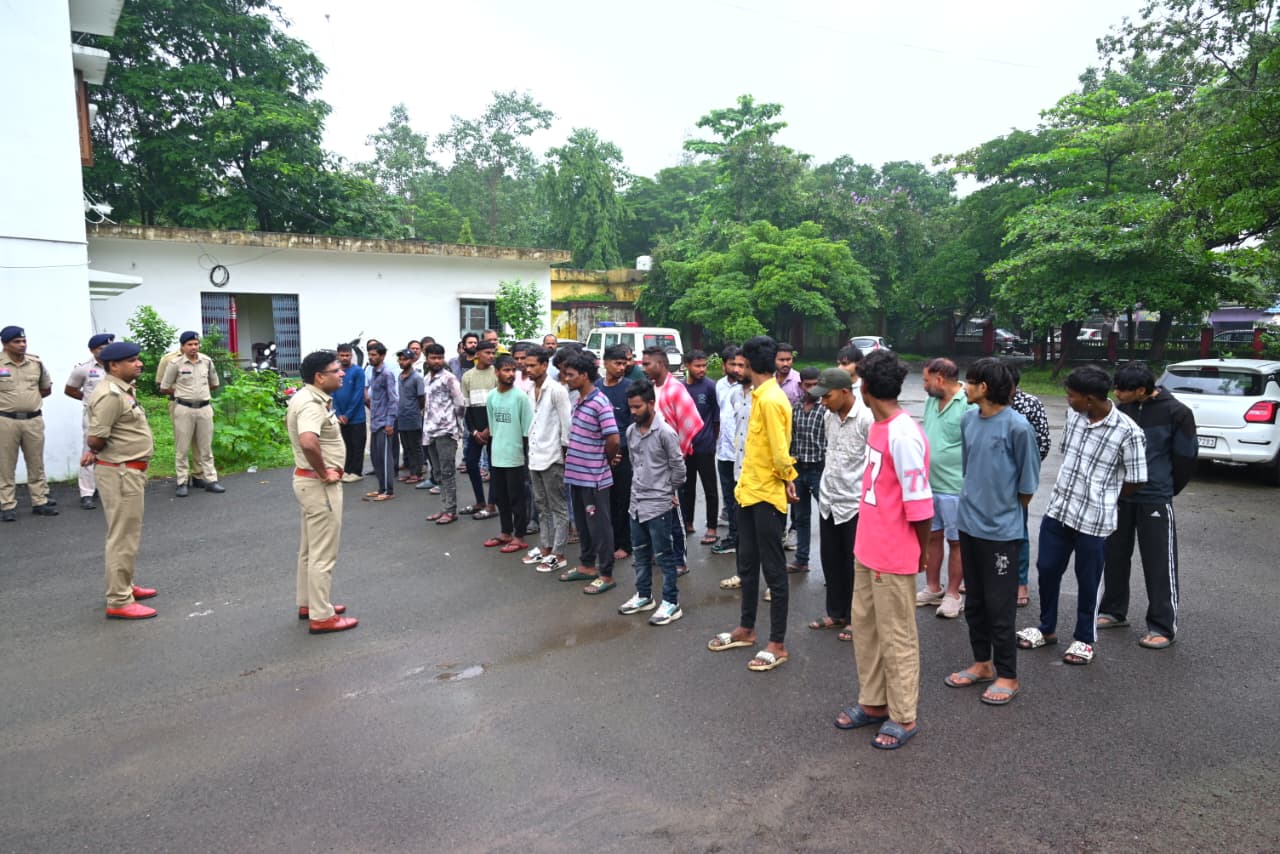 त्योहारों को लेकर पुलिस सतर्क,जिले के प्रत्येक थाना एवं चौकी क्षेत्र में आदतन अपराधियों एवं बदमाशों को दी गई कड़ी समझाइश