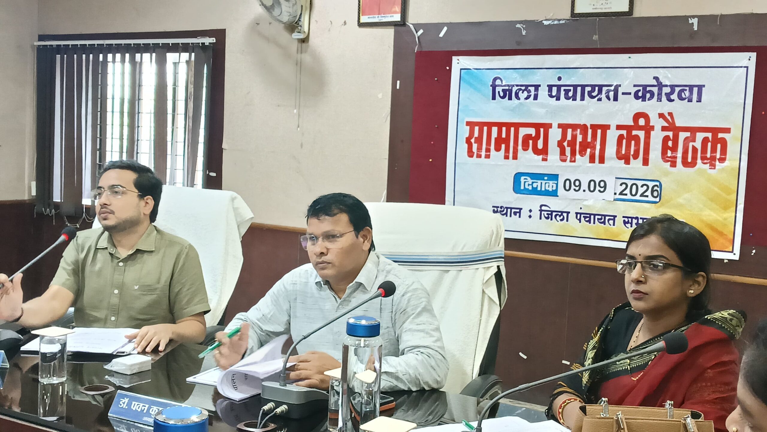 जर्जर सड़कों की शीघ्र मरम्मत और सड़क सुरक्षा के लिए गति अवरोधक व संकेतक लगाने के निर्देश
