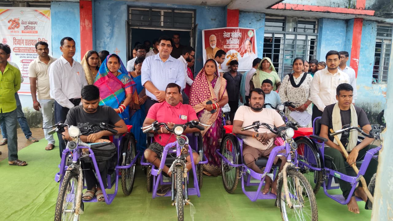 दिव्यांगजनों को सहायक उपकरण मिलने से आसान होगी जीवन की राह : कलेक्टर कुणाल दुदावत