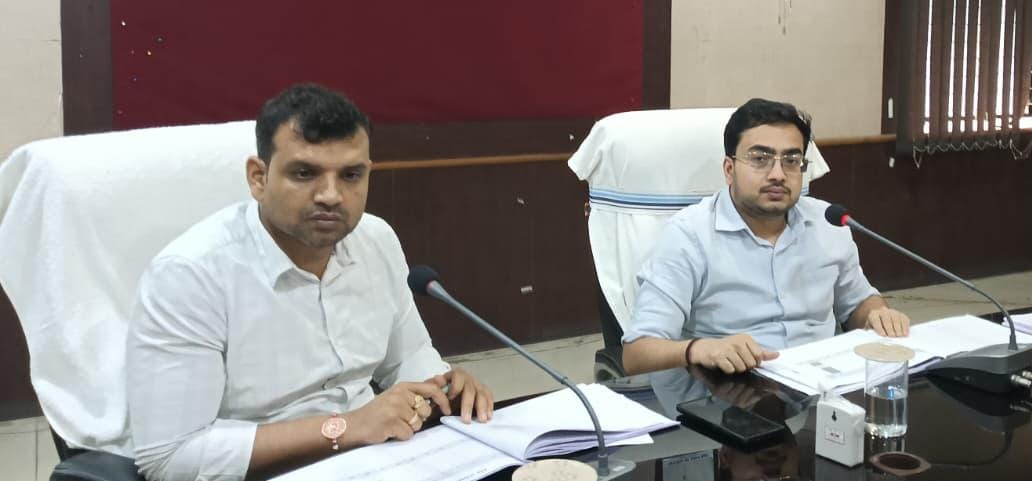 प्रधानमंत्री आवास योजना के कार्यों में लाएं तेजी, ग्रामीणों के आवास हर हाल में कराएं पूर्ण: सीईओ प्रतीक जैन