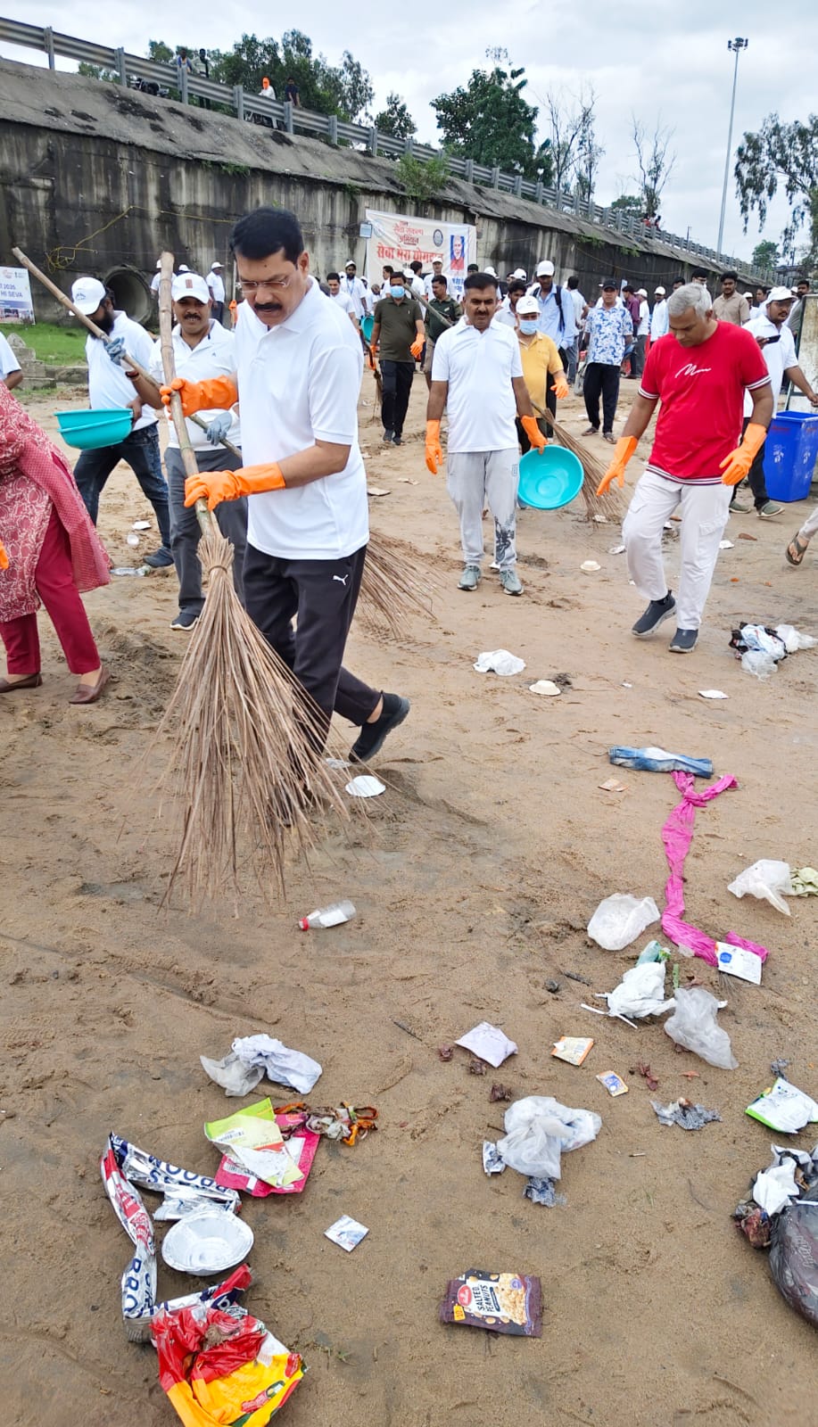 सेवा संकल्प अभियान के तहत सर्वमंगला हसदेव नदी घाट पर चला स्वच्छता अभियान