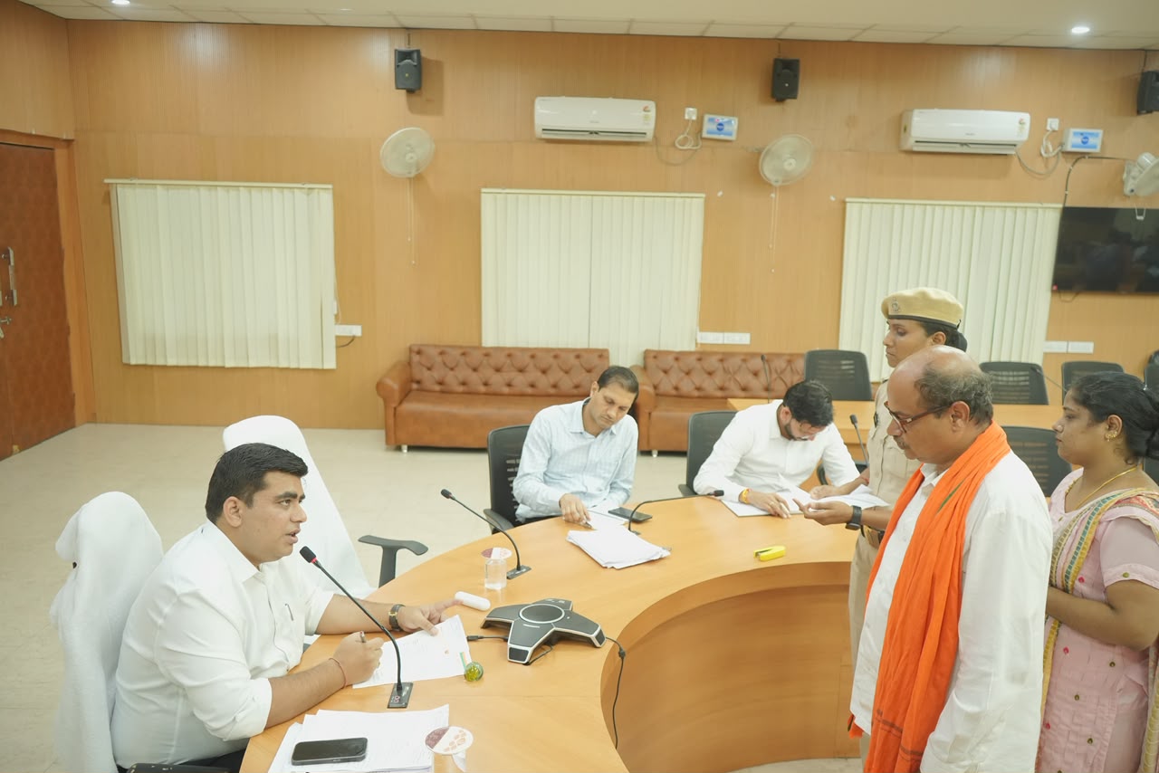 जनदर्शन में कलेक्टर ने नागरिकों की समस्याओं को समय-सीमा में निराकरण के दिए निर्देश