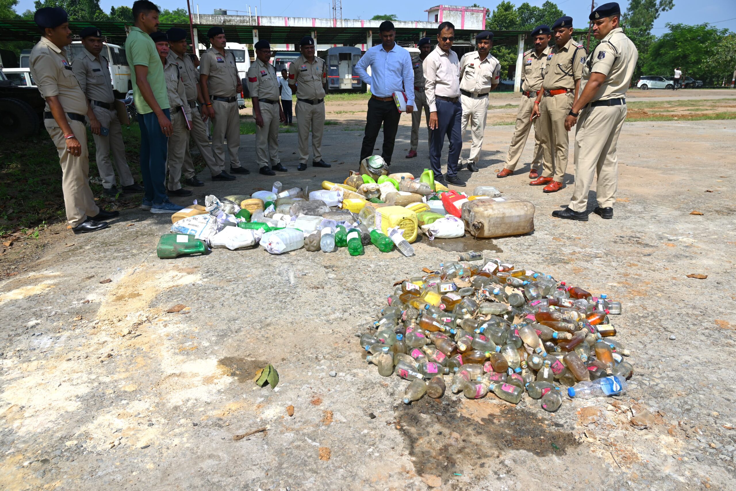कोरबा पुलिस द्वारा 71 प्रकरणों में जब्त 398.80 लीटर मदिरा का विधिवत नष्टीकरण