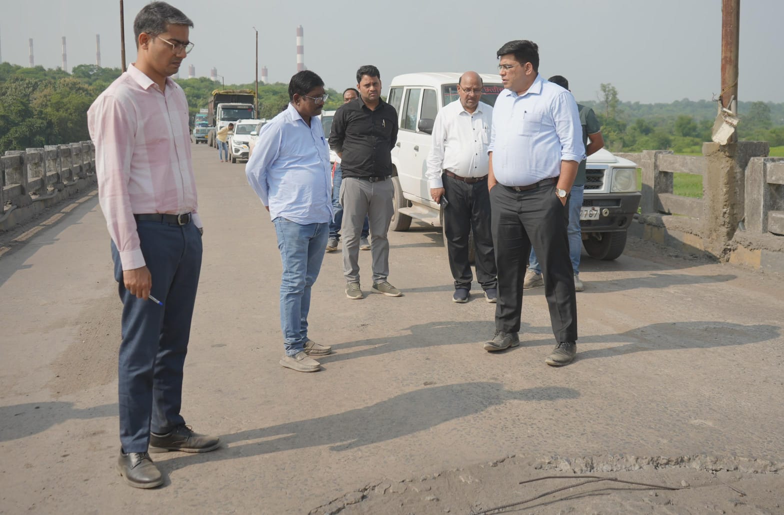नागरिकों का आवागमन सुरक्षित और सुगम बनाने के लिए कलेक्टर ने सड़कों-पुलों का किया निरीक्षण