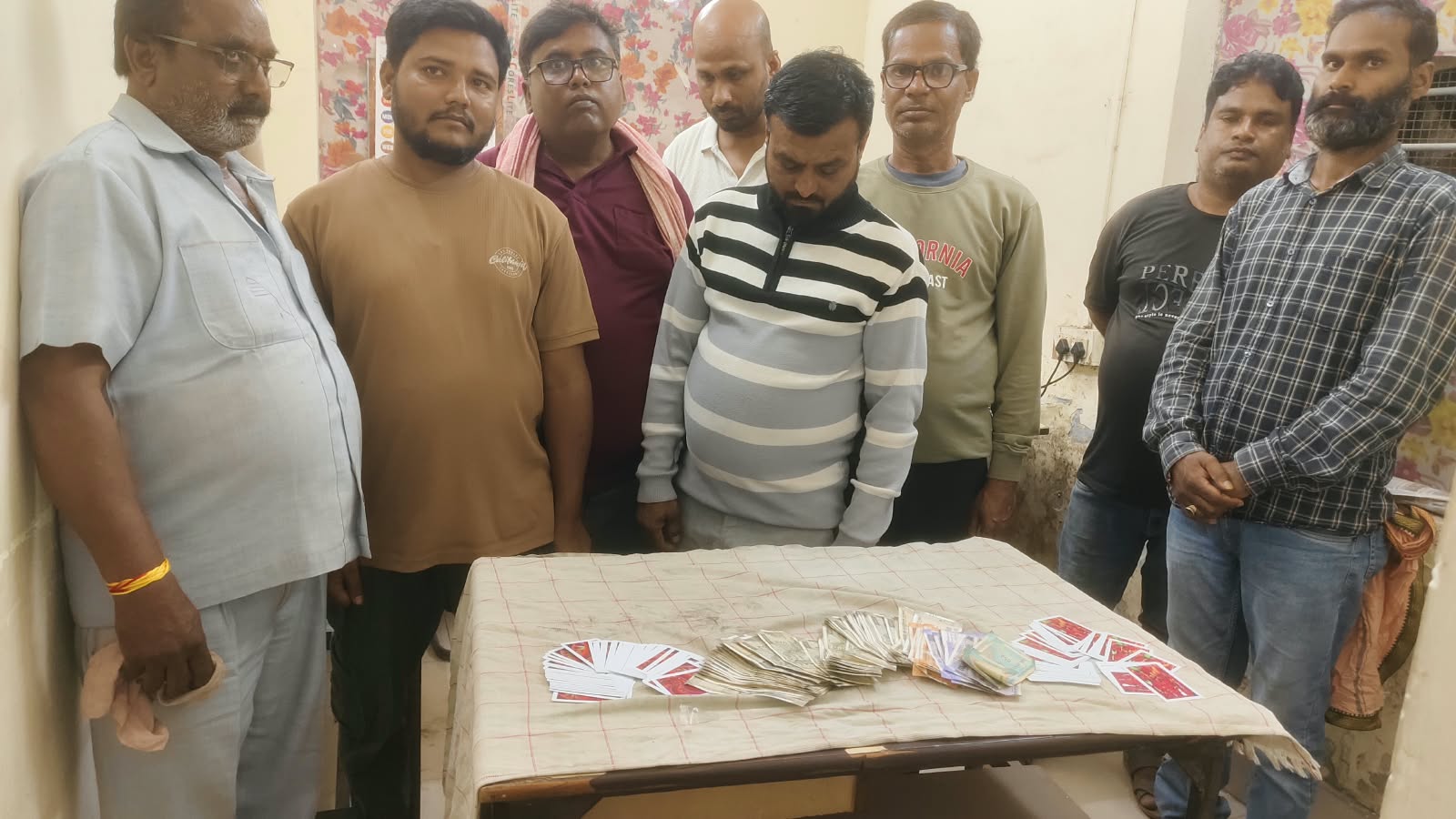 सार्वजनिक स्थान पर जुआ खेलते 08 आरोपी गिरफ्तार, ₹14,700 नगद सहित 07 दोपहिया वाहन जब्त