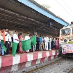 कैबिनेट मंत्री लखन लाल देवांगन ने कोरबा रेलवे स्टेशन से भारत गौरव टूरिस्ट ट्रेन को हरी झंडी दिखाकर किया रवाना