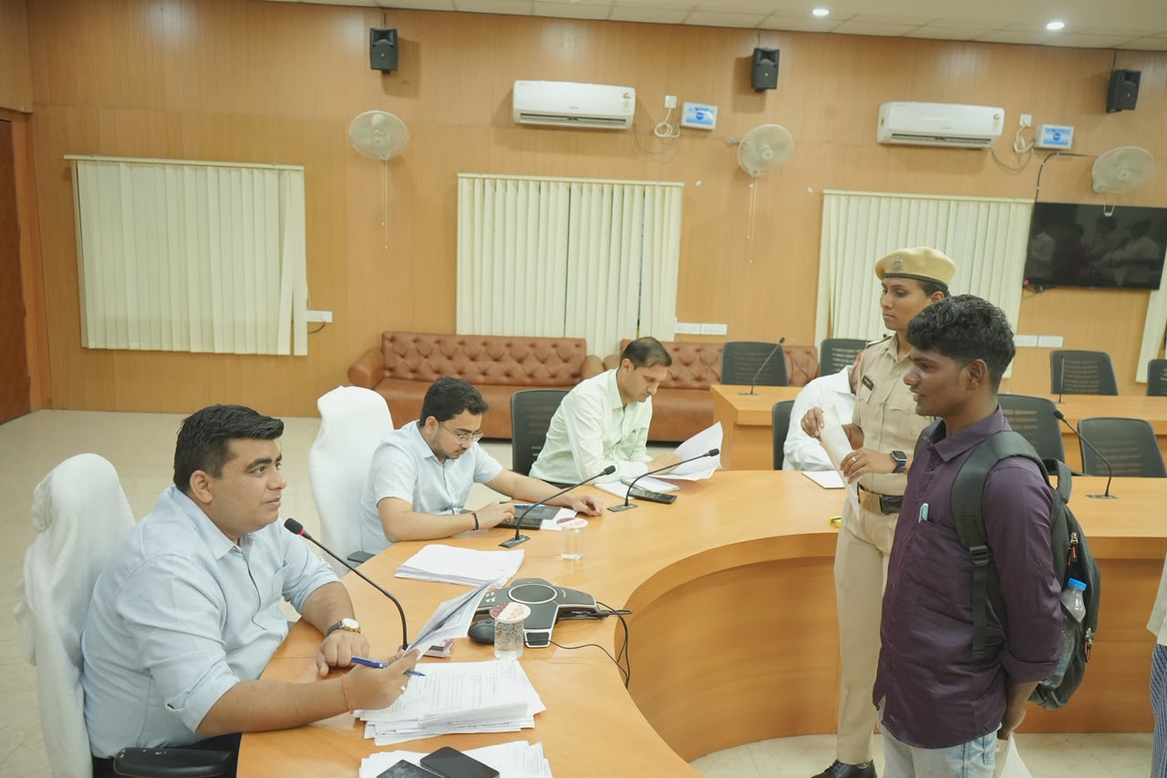 जनदर्शन में नागरिकों ने रखीं अपनी समस्याएं, कलेक्टर ने अधिकारियों को समयबद्ध निराकरण के दिए निर्देश