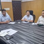 किसानों को धान की कटाई स्थगित रखने, कटी फसल सुरक्षित स्थान पर रखने और खेतों में जल निकासी की व्यवस्था करने की सलाह
