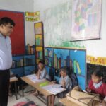शिक्षक बनकर कलेक्टर ने बच्चों की ली कक्षा, पढ़ाई और स्कूल की सुविधाओं पर किया संवाद